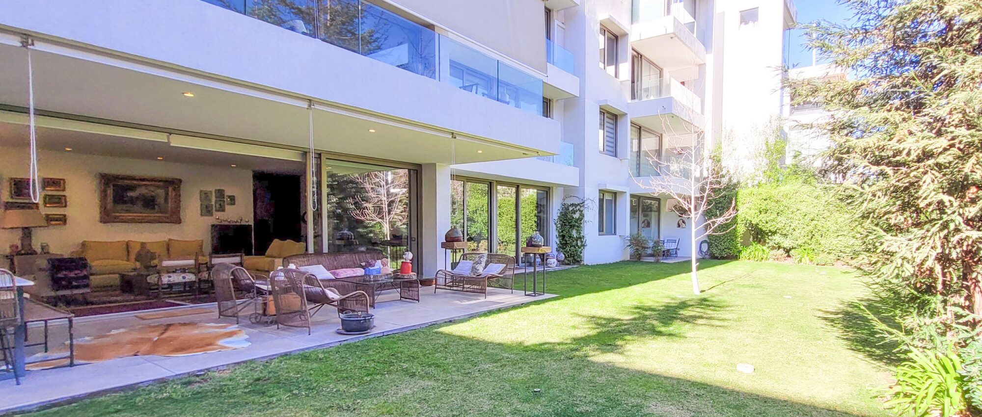 Departamento en primer piso con jardín privado, en condominio exclusivo en La Dehesa