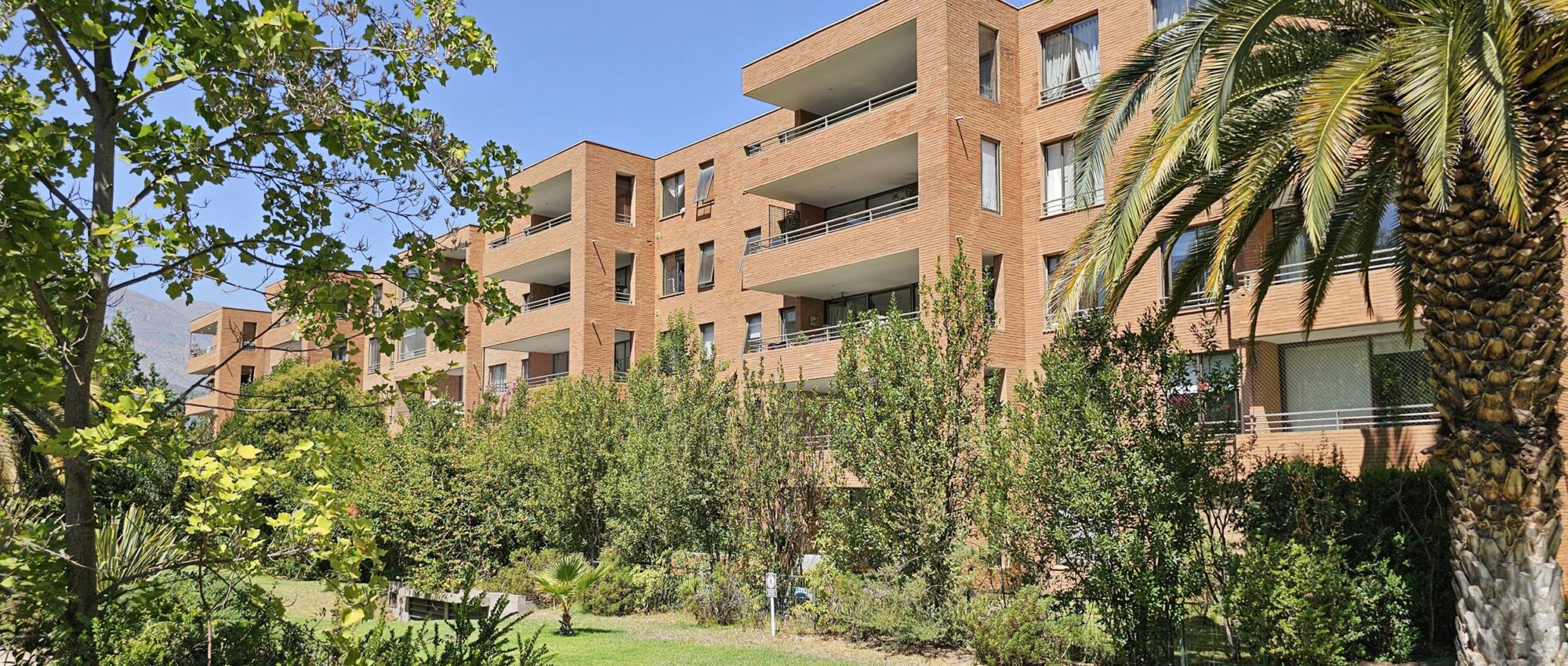 Departamento en condominio La Dehesa – con jardín exclusivo